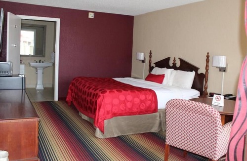 Perry House | Non-smoking King 1st Floor Accommodation at FairBridge Inn Express Perry
