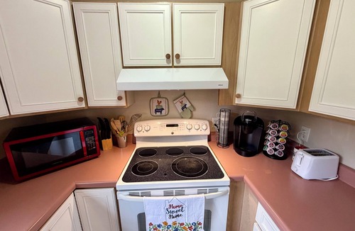 Glenwood House | North Deland guest house with pool!