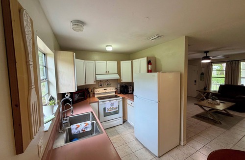 Glenwood House | North Deland guest house with pool!