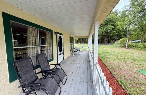 Glenwood House | North Deland guest house with pool!