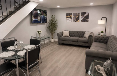 East Lake Woodlands House | Oakleaf Retreat | Modern 2-Bedroom Townhouse Patio Garage
