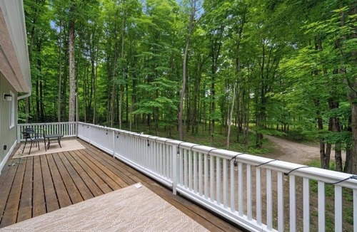 Alanson House | Oasis on 10 Acres, firepits, 15 mins to Harbor Springs, Petoskey, sleeps 14