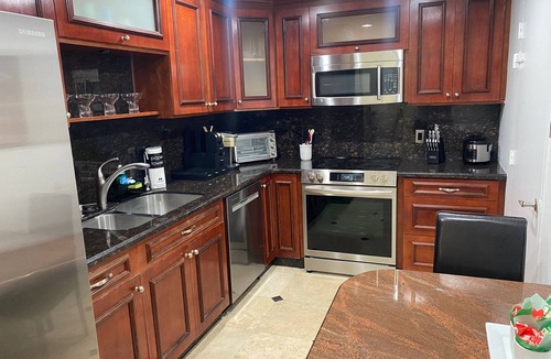 Hollywood South Central Beach Condo | Ocean Beach Front Condo Hollywood with WiFi, Gym, Heated Pool 24 hour concierge