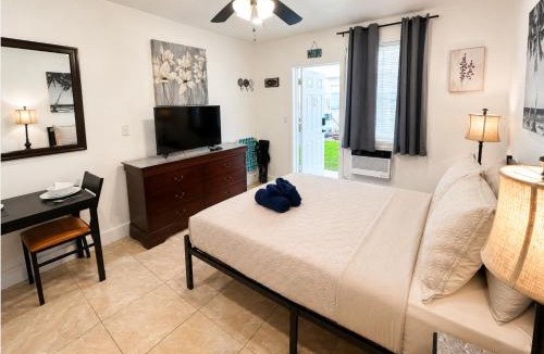 Hollywood South Central Beach Hotel | Ocean Hollywood Suites by The Gold Nests