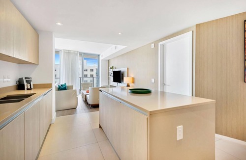Hollywood South Central Beach Condo | Ocean View Balcony with Pool & Gym Access