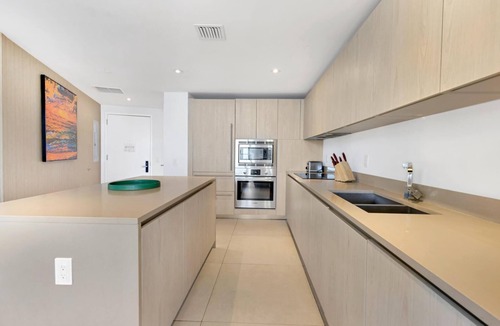 Hollywood South Central Beach Condo | Ocean View Balcony with Pool & Gym Access