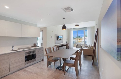 Hollywood Condo | Ocean View Wraparound Balcony and Rooftop Pool-CS1