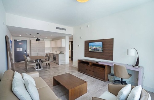 Hollywood Condo | Ocean View Wraparound Balcony and Rooftop Pool-CS1