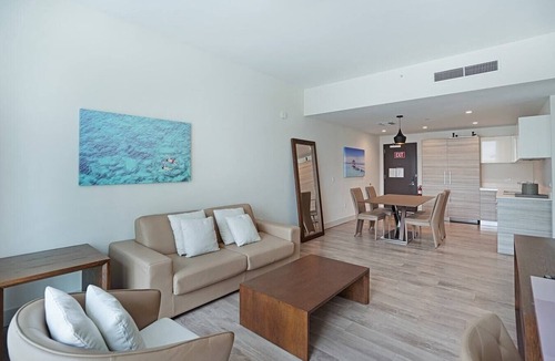 Hollywood Condo | Ocean View Wraparound Balcony and Rooftop Pool-CS1