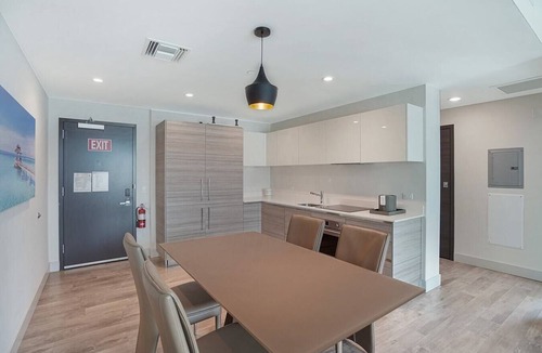 Hollywood Condo | Ocean View Wraparound Balcony and Rooftop Pool-CS1