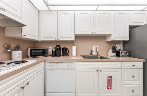 Hollywood South Central Beach Condo | Ocean Views - Great Location in Hollywood Beach - Sleeps 6