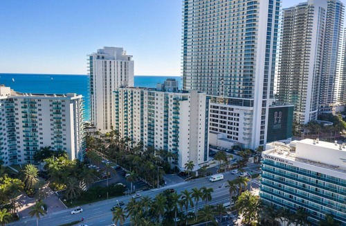Hollywood South Central Beach Condo | Ocean Views - Great Location in Hollywood Beach - Sleeps 6