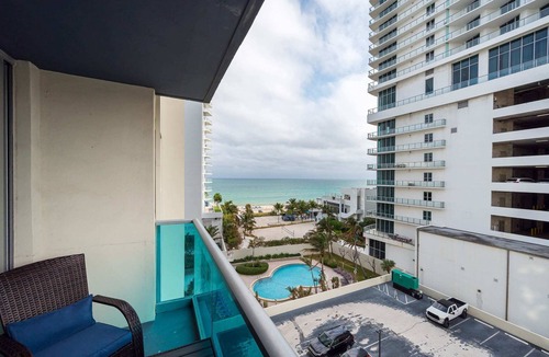Hollywood South Central Beach Condo | Ocean Views - Great Location in Hollywood Beach - Sleeps 6