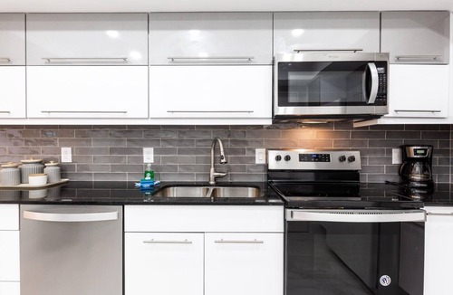 Hollywood South Central Beach Condo | Ocean Views & Resort Perks - Pool, Gym, Beachfront