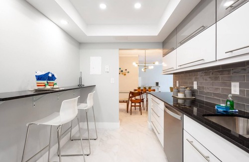 Hollywood South Central Beach Condo | Ocean Views & Resort Perks - Pool, Gym, Beachfront