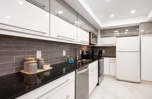Hollywood South Central Beach Condo | Ocean Views & Resort Perks - Pool, Gym, Beachfront