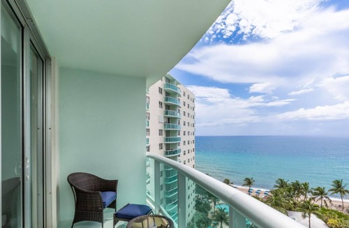 Hollywood South Central Beach Condo | Ocean Views & Resort Perks - Pool, Gym, Beachfront