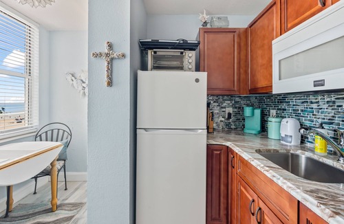 Bostwick Park Condo | Oceanfront! Beautiful views, private balcony, kitchen, free parking!