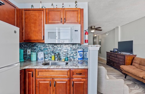Bostwick Park Condo | Oceanfront! Beautiful views, private balcony, kitchen, free parking!