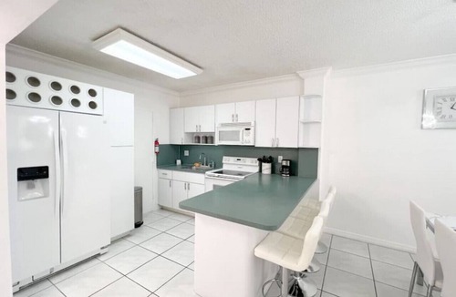 Hollywood South Central Beach Condo | Oceanfront Luxury Escape | Modern 1-Bedroom Suite | Sleeps 6