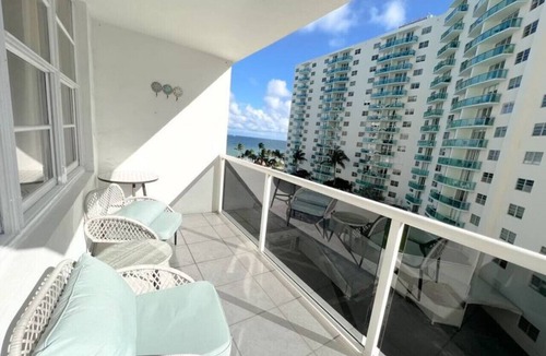 Hollywood South Central Beach Condo | Oceanfront Luxury Escape | Modern 1-Bedroom Suite | Sleeps 6