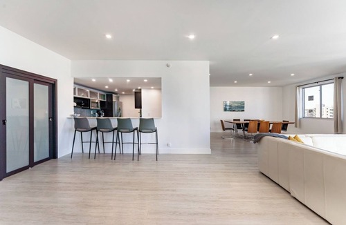Hollywood South Central Beach Condo | Oceanfront Penthouse with Pool and Beach Access
