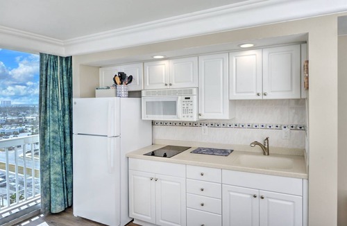 Ortona Park Condo | Oceanview | Private Balcony | Pool | Hot Tub |Beach
