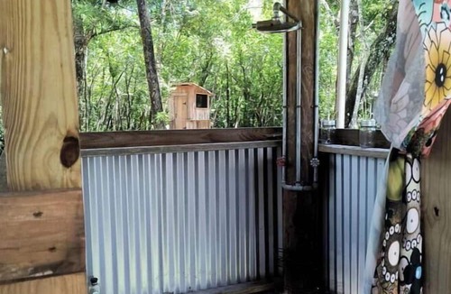 Waynesville Cabin | Off-Grid Riverfront Cabin Near Satilla River, Georgia