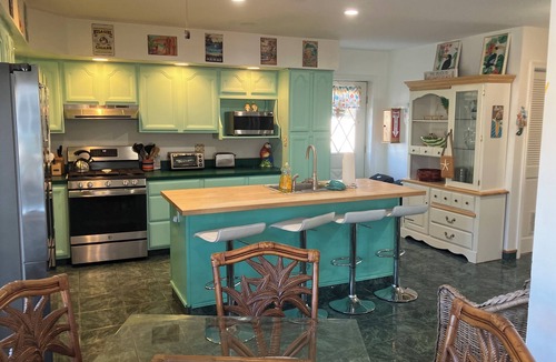 North Cape May House | Ohana Breeze: Hawaiian Getaway in Cape May! Hot tub open yr round -Dog friendly!