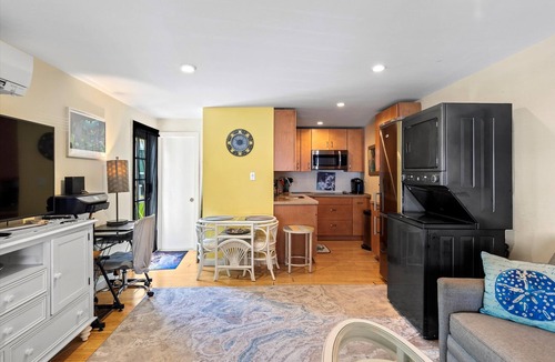 Old Town Condo | Old Town Studio Cottage with Full Kitchen, In-Unit Laundry & Shared Pool