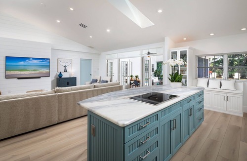 Old Naples House | Olde Naples Beach House. Newly renovated, walk to beach and Four Seasons Resort
