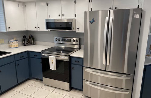 Burnt Store Marina Condo | On the 5th hole, walk in shower, new appliances, restaurants, heated pool.