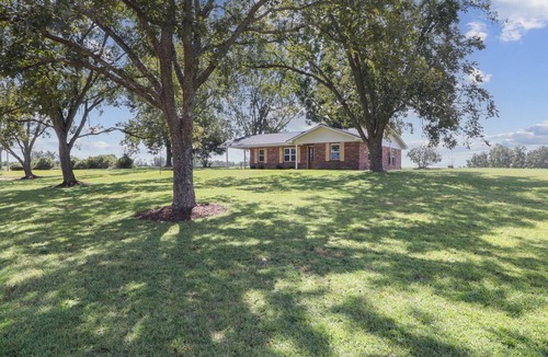 Claxton House | On the farm in Claxton: tucked down a quiet dirt road, your peaceful retreat.