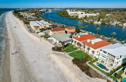 Indian Rocks Beach Condo | On the Private Beach! Tide Vibes #7 Full Kitchen!
