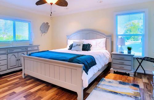 Pelican Villa | On The Water! Sleeps 12! 2 King Masters, Golf, Fishing, Bbq, Pool, Spa, Pvt Yard