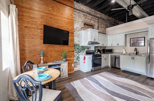 Laurel Apartment | Only Groundfloor access Downtown Laurel - G