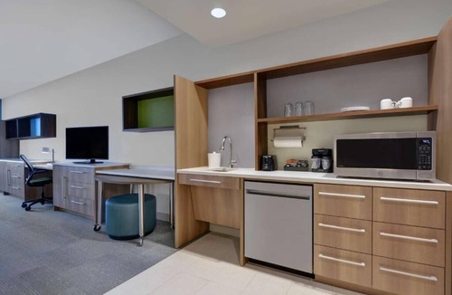 Upper Grand Lagoon Hotel | Onsite Pool and Gym, 2 Queen bed w/Kitchenette + Breakfast Included