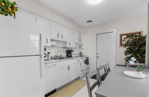 Clearwater Beach Cottage | ORANGE BLOSSOM COTTAGE two minute Walk to Beach