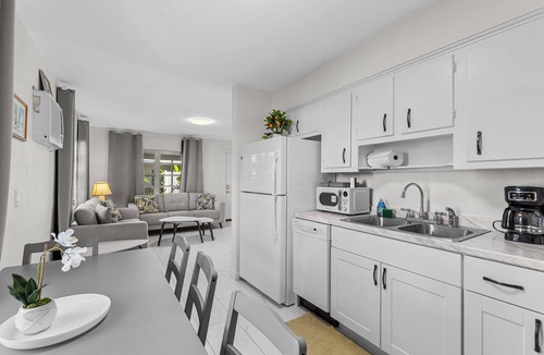 Clearwater Beach Cottage | ORANGE BLOSSOM COTTAGE two minute Walk to Beach