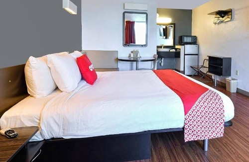 Valdosta Hotel | Outdoor Pool Stay Near Austins + Pets Welcome & Free Parking