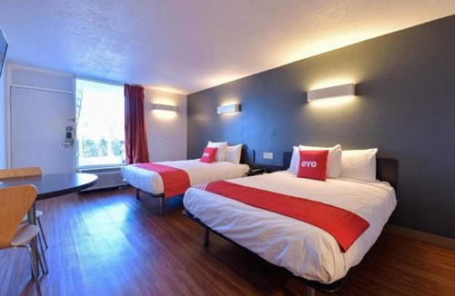 Valdosta Hotel | Outdoor Pool Stay Near Austins + Pets Welcome & Free Parking