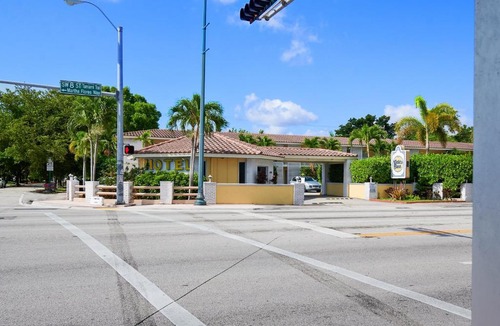 Granada Hotel | OYO Hotel Coral Gables - Miami Airport