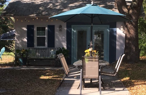 Ozona House | Ozona Bungalow&Guesthouse! Pet friendly, slps 8, 3 blks to Trail, brewery & eats