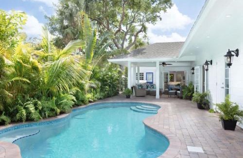 Flamingo Parks House | Palm Beach Oasis - Indulge in Garden Tranquility with Alfresco Dining