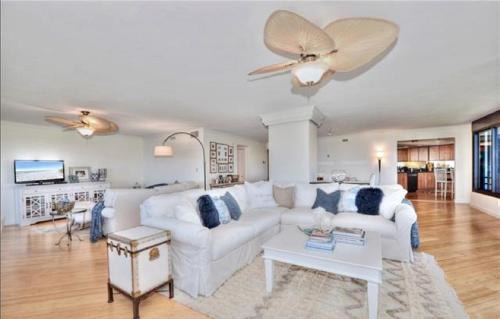 Pelican Bay Apartment | Panoramic 2 Bedroom Corner Retreat with Expansive Views
