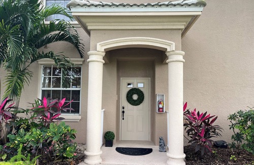 Naples House | Paradise Awaits! Country Club Living, Private Golf Course, beaches, 1st Floor!