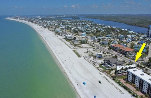 Mid Island Apartment | Paradise Beach Getaway Steps to Sand & Gulf Views King Bed & Sofa Bed