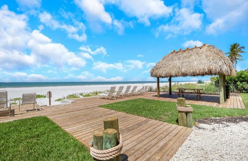 Mid Island Apartment | Paradise Beach Getaway Steps to Sand & Gulf Views King Bed & Sofa Bed