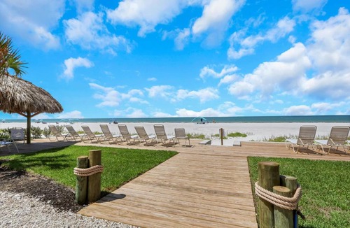 Mid Island Apartment | Paradise Beach Getaway Steps to Sand & Gulf Views King Bed & Sofa Bed