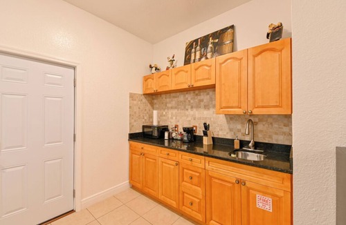 Limona Improvement Apartment | Paradise in Brandon with luxurious 6 person jacuzzi.